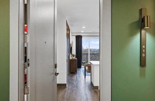 Rolling Mill Hill House | Modern Condo for 6 with Rooftop & Gym Near DT