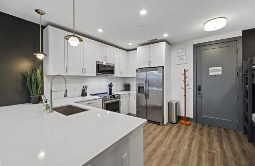 Rolling Mill Hill House | Modern Condo for 6 with Rooftop & Gym Near DT