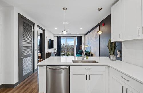 Rolling Mill Hill House | Modern Condo for 6 with Rooftop & Gym Near DT