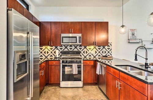 South Lamar Condo | Modern Condo in Trendy SoLa with Balcony