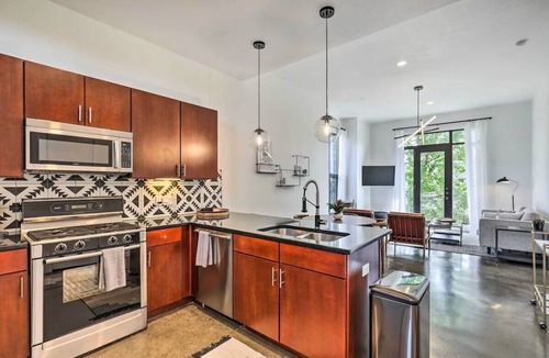 South Lamar Condo | Modern Condo in Trendy SoLa with Balcony
