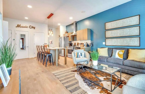Edgehill Condo | Modern condo near attractions with outdoor pool, balcony, central AC, and WiFi
