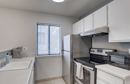 Greenwood Village Condo | Modern Condo w/ Fireplace, Gym, Shared Pool!