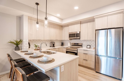 Calgary Condo | Modern Condo w/AC, close to YYC