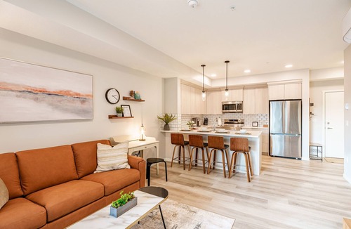 Calgary Condo | Modern Condo w/AC, close to YYC