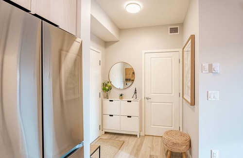 Calgary Condo | Modern Condo w/AC, close to YYC