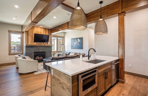 Winter Park Condo | Modern condo w/hot tub & fireplace