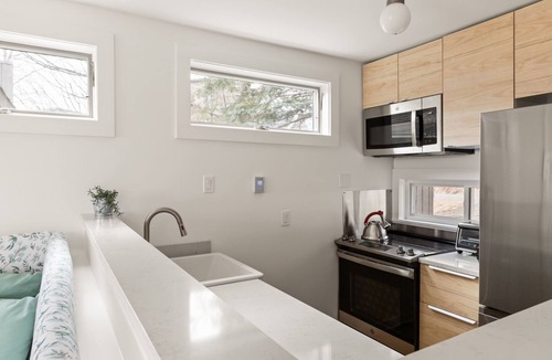 Warren Condo | Modern condo w/resort access & fireplace