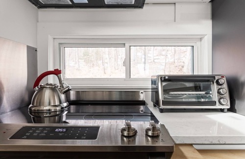 Warren Condo | Modern condo w/resort access & fireplace