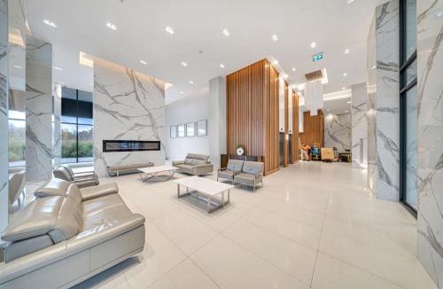 Humber Bay Shores Apartment | Modern Condo with Balcony, Gym and Free Parking
