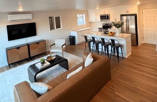 Blenman-Elm House | Modern Container Retreat