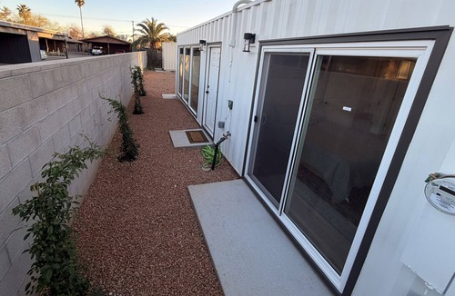 Blenman-Elm House | Modern Container Retreat