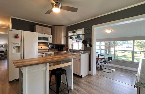 Lake Panasoffkee House | Modern Conveniences with Old Florida Charm