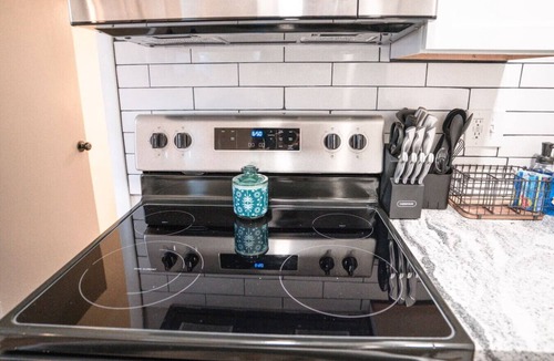 Franklin Park Apartment | Modern Convenience ! Near Franklin Park! 1 BR Apt!