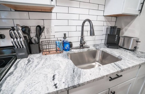 Franklin Park Apartment | Modern Convenience ! Near Franklin Park! 1 BR Apt!