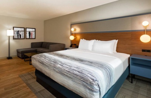 San Angelo House | Modern Convenience! Relaxing Unit! Onsite Pool, FREE Breakfast, Parking!
