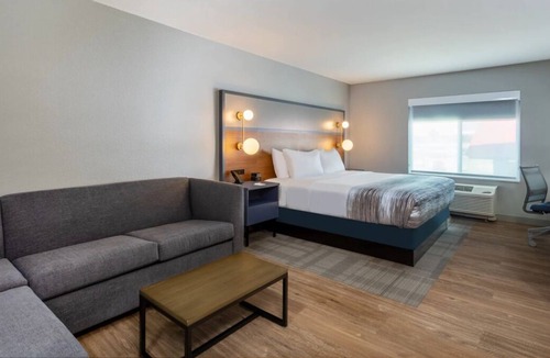 San Angelo House | Modern Convenience! Relaxing Unit! Onsite Pool, FREE Breakfast, Parking!