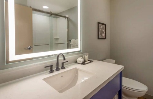 San Angelo House | Modern Convenience! Relaxing Unit! Onsite Pool, FREE Breakfast, Parking!