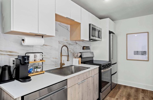 Old East Dallas Apartment | Modern, Convenient & Cozy - Your “Peak” Getaway!