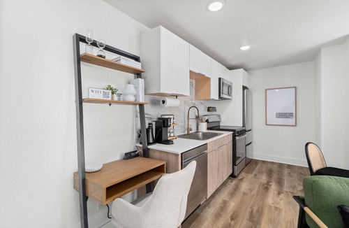 Old East Dallas Apartment | Modern, Convenient & Cozy - Your “Peak” Getaway!