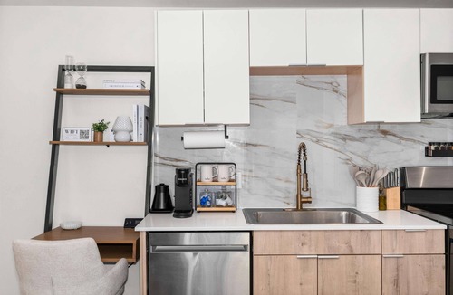 Old East Dallas Apartment | Modern, Convenient & Cozy - Your “Peak” Getaway!