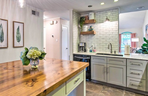 Coppell House | Modern Coppell Retreat w/ Patio + Fire Pit!