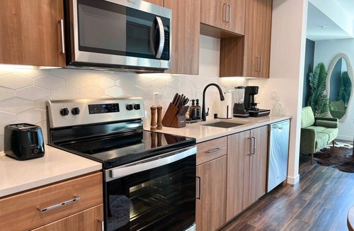 Hollywood Apartment | Modern Cosmopolitan APT Mid Hollywood with Free Parking 10mins to Universal Studios