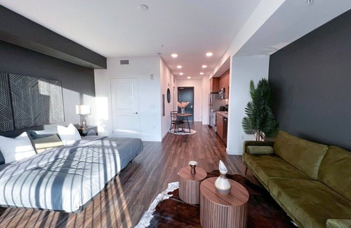 Hollywood Apartment | Modern Cosmopolitan APT Mid Hollywood with Free Parking 10mins to Universal Studios