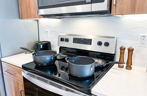 Hollywood Apartment | Modern Cosmopolitan APT Mid Hollywood with Free Parking 10mins to Universal Studios