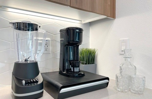 Hollywood Apartment | Modern Cosmopolitan APT Mid Hollywood with Free Parking 10mins to Universal Studios