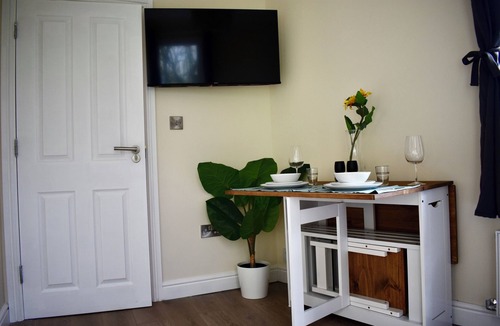 Canning Town North Apartment | Modern Cosy Corner Flat