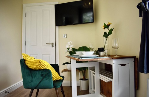 Canning Town North Apartment | Modern Cosy Corner Flat