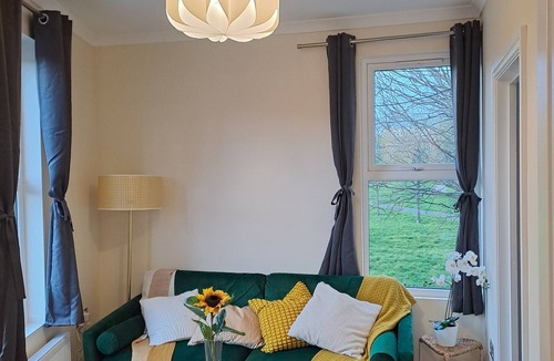 Canning Town North Apartment | Modern Cosy Corner Flat