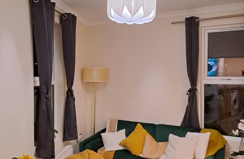 Canning Town North Apartment | Modern Cosy Corner Flat