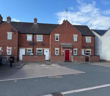 Market Drayton Apartment | Modern cosy, sleeps 5, ground floor, central MD