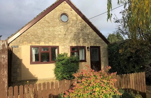 Black Bourton Cottage | Modern Cotswold cottage (dog friendly)