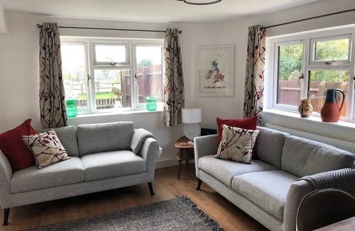 Black Bourton Cottage | Modern Cotswold cottage (dog friendly)