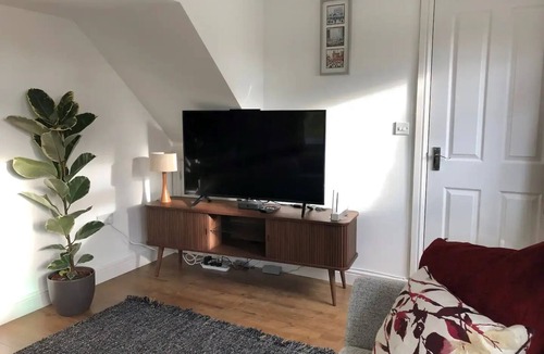 Black Bourton Cottage | Modern Cotswold cottage (dog friendly)