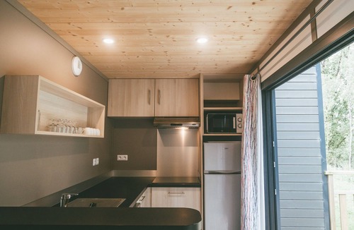 Rochefort-en-Terre Cottage | Modern cottage with terrace by a lake