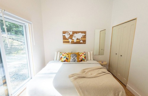 La Peche Ski Chalet | Modern Cottage, 15 min from Wakefield, Ski in-and-out (Pets welcome!)