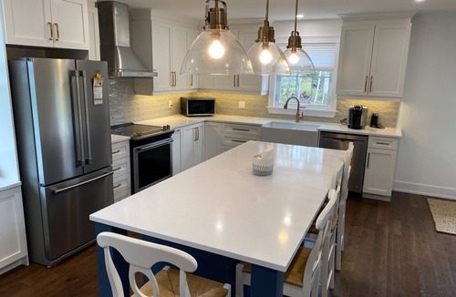 Lakeside Cottage | Modern Cottage 2 Mins From Lakeside Beach-Your Perfect Beach and Golf Retreat!☀️