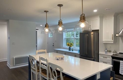 Lakeside Cottage | Modern Cottage 2 Mins From Lakeside Beach-Your Perfect Beach and Golf Retreat!☀️