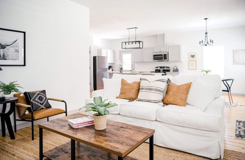 Brenham House | Modern Cottage 3 BR 2 Bath Close to Downtown
