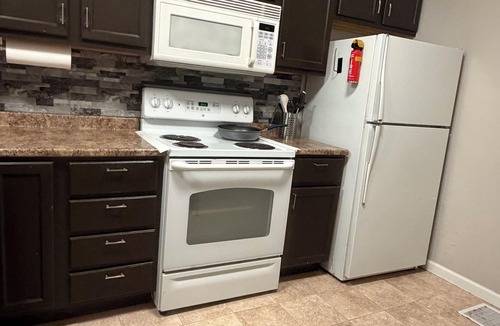 Airport Township House | Modern Cottage, 7 mins from the Airport, King sized bed & basement gym!