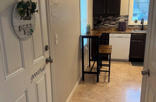 Airport Township House | Modern Cottage, 7 mins from the Airport, King sized bed & basement gym!