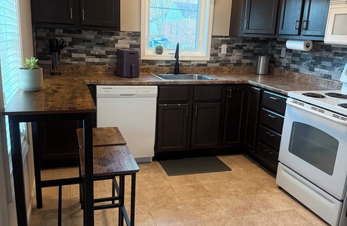 Airport Township House | Modern Cottage, 7 mins from the Airport, King sized bed & basement gym!