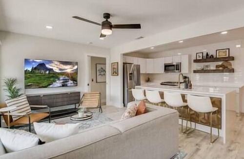 Terrell Heights House | Modern Cottage+8 Guests+Covered Patio+Weber Grill