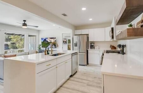 Terrell Heights House | Modern Cottage+8 Guests+Covered Patio+Weber Grill