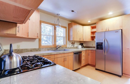 River Terrace Cottage | Modern cottage charm & walk to Downtown Bend