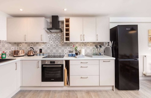 Shepton Mallet House | Modern Cottage, Countryside Views, Private Parking